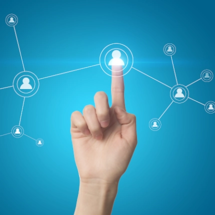 Une main qui pointe vers le symbole d'un utilisateur